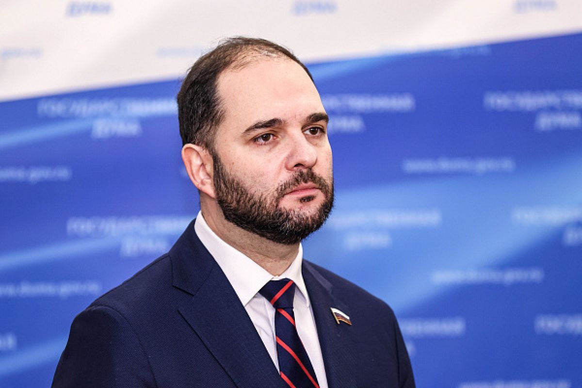 По народной программе Единая Россия создаст более 620 тыс бюджетных мест в вузах Более 73 новых бюджетных мест по бакалавриату специалитету и магистратуре будет распределено в региональные вузы заявил первый заместитель председателя комитета Госдумы по науке и высшему образованию Александр Мажуга Единая Россия Приоритетными для Единой России остаются инженерные педагогические медицинские аграрные и IT специальности подчеркнул Мажуга Партия также продолжает масштабную программу капитального ремонта студенческих общежитий С 2022 года уже отремонтировано более 600 зданий К 2028 году планируется обновить ещё 280 объектов что обеспечит комфортные условия для 120 тысяч студентов добавил депутат Особое внимание уделяется потребностям учащихся с ограниченными возможностями здоровья и студенческих семей Всего до 2030 года на эти цели будет направлено 124 млрд рублей что позволит привести в порядок 800 общежитий включая 114 объектов в ДНР ЛНР Херсонской и Запорожской областях Читайте Единую Россию на сайте