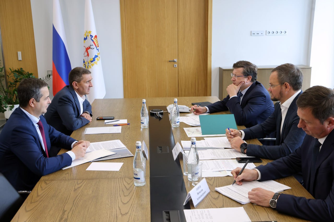 «Россети» в 2025 году в полтора раза увеличат инвестиции в сетевую инфраструктуру Нижегородской области  Губернатор Нижегородской области Глеб Никитин и Генеральный директор ПАО «Россети» Андрей Рюмин провели рабочую встречу, на которой обсудили развитие сетевого комплекса, подготовку к отопительному сезону, реализацию подписанного ранее регуляторного соглашения.  «Создание возможности для новых технологических подключений, повышение надежности системы энергоснабжения – это стратегический вопрос для развития территорий. Проект, который реализуется сегодня в районе Ольгино и Новинок, полностью покрывает потребности этих территорий в магистральных мощностях. По аналогии с ним планируем также улучшить энергоснабжение потребителей в районе онкоцентра и больницы Семашко с учетом планов по созданию здесь крупного медицинского кластера», – отметил Глеб Никитин».   «Промышленность Нижегородской области активно развивается, в том числе за счет высокотехнологичных предприятий, увеличивается количество рабочих мест. Особое внимание уделяется социальной политике, поддержке семей, где одним из приоритетов является жилищное строительство. Это требует своевременной модернизации и развития электросетевой инфраструктуры. В 2025 году планируем инвестировать в регион свыше 14 миллиардов рублей», – подчеркнул Андрей Рюмин.  В 2025 году будет реализовано более 10 тысяч договоров на технологическое присоединение потребителей. Ключевыми задачами на ближайшие два года является строительство двух подстанций 110 кВ для электроснабжения почти 650 тысяч кв. метров жилья в нижегородской агломерации. Завершится реконструкция энергообъекта 220 кВ, который питает юго-восток столицы региона, Богородский и Кстовский районы, где проживает около 400 тысяч человек и работает более 200 крупных предприятий.  В первом полугодии 2025 года в распределительном комплексе Нижегородской области более чем на 40% улучшены показатели надежности электроснабжения потребителей. В соответствии с графиком реализуются мероприятия по подготовке к отопительному сезону. Запланированный объем финансирования программы технического обслуживания и ремонта Группы «Россети» в регионе в текущем году составляет более 3 млрд рублей, что на 17% выше показателя прошлого года.