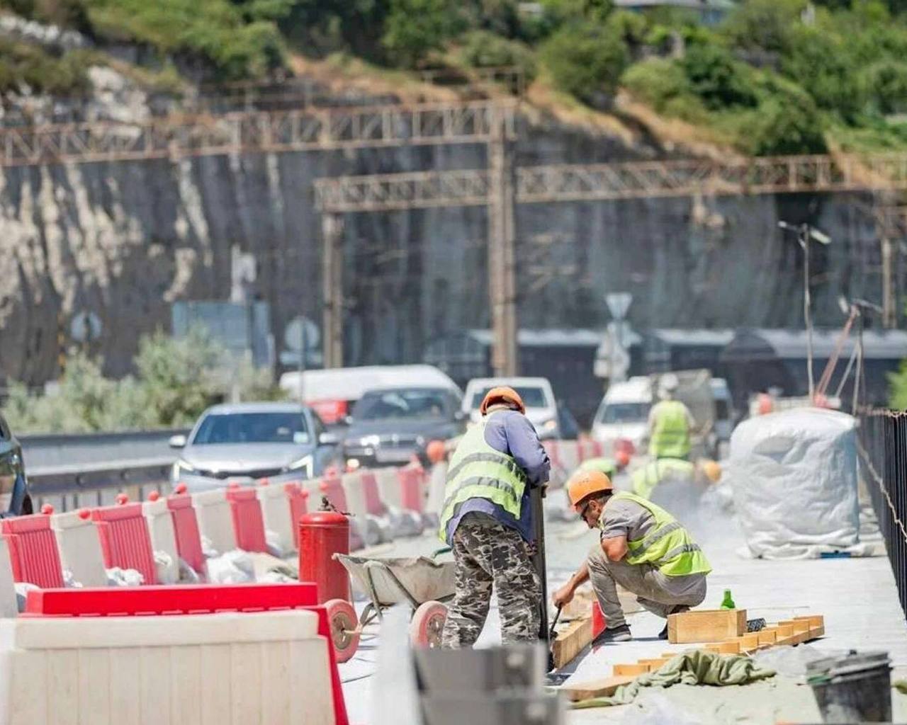 На мосту через речку «Черная» в Инкермане открыли движение по двум полосам Рабочие ещё трудятся на объекте. Однако ремонт уже завершается