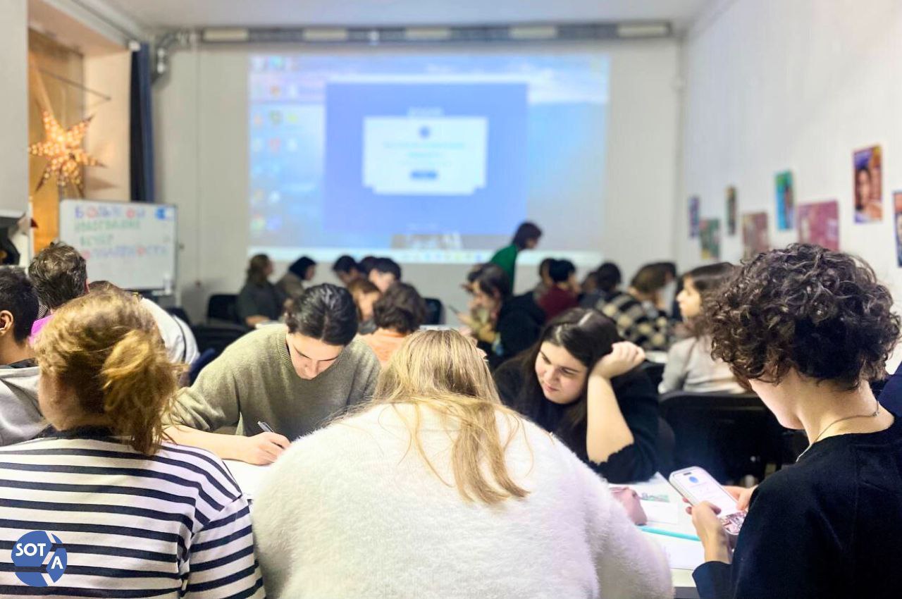 Коворкинг Открытое пространство объявил о закрытии после признания иностранным агентом Все кто остаётся в России и продолжает тут работать берут на себя определённые риски Мы понимаем что завтра может случиться что угодно но считаем своё нахождение и нахождение своих организаций и инициатив в России очень ценными Я была готова и морально и технически к тому что меня и или Открытое пространство признают иноагентами и это вообще никак не должно было повлиять на нашу работу Но Минюст сделал то к чему я оказалась не готова они включили в список участников кроме меня и Ильи фактически взяли в заложники людей которые очень давно не имеют и некоторые почти не имели отношения к работе пространства То есть за любое нарушение организацией в подаче отчётности или чёртовой маркировки страдать будут люди которые на это не подписывались Ставить плашки на каждую публикацию во первых противно во вторых сложно а в третьих часто бывает бессмысленно а за любое нарушение смотри пункт первый страдают люди которые не могут на это повлиять Поэтому мы с командой приняли решение о закрытии Открытого Пространства Наши паблики и площадки будут закрыты написала соосновательница проекта Александра Крыленкова Коворкинг для активистов Открытое пространство открылся в Санкт Петербурге в 2013 году а в 2021 году заработал его московский филиал Сооснователями проекта выступили Александра Крыленкова и Илья Ершов В реестр иноагентов Открытое пространство внесли 13 февраля Фото SOTAvision Подписаться Связаться Поддержать Patreon