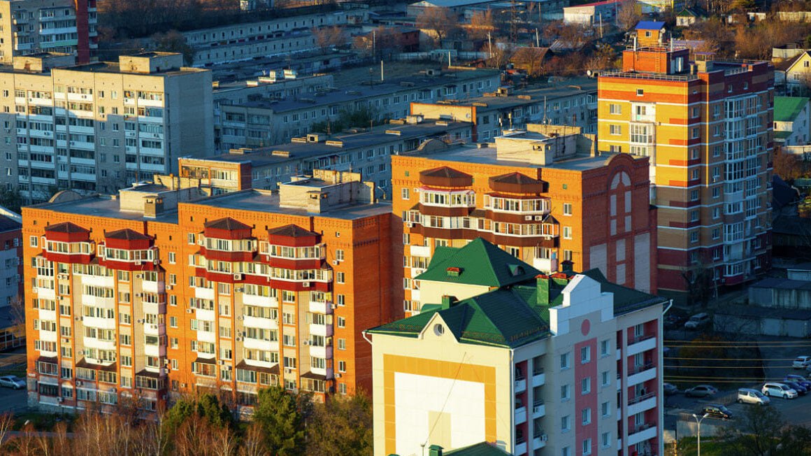 Шринкфляция и затоваривание: тренды хабаровского рынка недвижимости назвали риелторы  Хабаровский минстрой опубликовал информацию от риелторов с аналитикой ситуации на рынке недвижимости за прошлый год. Интересных моментов много: заметно снизилась доля возведения ИЖС, но при этом строить стали больше. Также эксперты указали себестоимость возведения домов и изучили, квартиры какой площади преобладают в продаже в городе.    Прочитать статью полностью