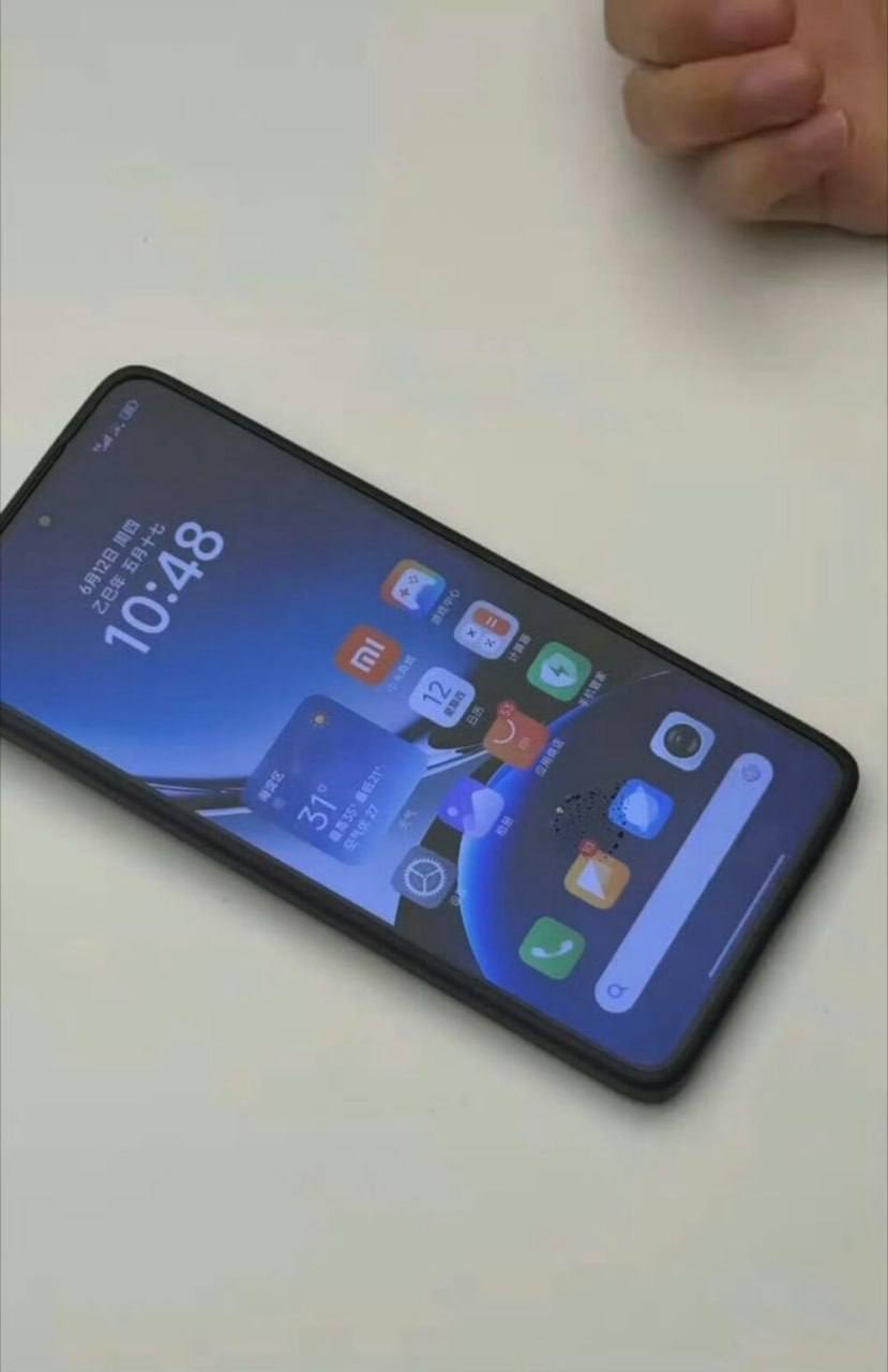 XIAOMI, МОЖЕТ УЖЕ ХВАТИТ… Прикиньте, Xiaomi еще не закончила с линейкой Redmi K, и готовит Redmi K80 Ultra. В этот раз смартфон работает на Dimensity 9400+, и питается от внушительного аккумулятора в 7 400 мАч. Ну и из интересного, Redmi решили поставить не AMOLED-дисплей, а LCD c безумным разрешением 3К и частотой обновления 165 Гц. Цена $420 не мало, но возможно оно того стоит Не благодари подписывайся
