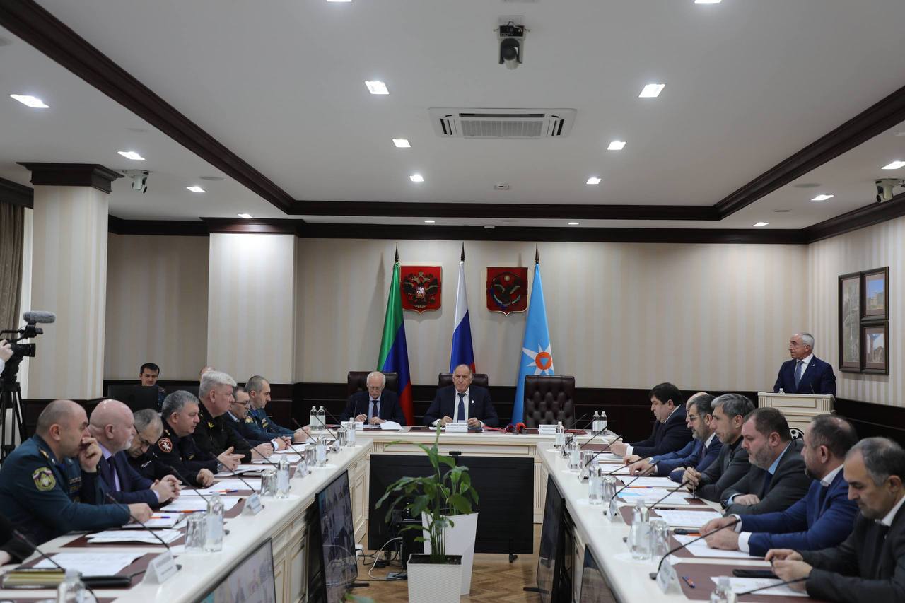 В Дагестане выявляют точки незаконной торговли пиротехникой Об этом в ходе заседания Комиссии при Главе РД по предупреждению и ликвидации ЧС и обеспечению пожарной безопасности премьер министру Дагестана Абдулмуслиму Абдулмуслимову доложил министр по делам гражданской обороны ЧС и ликвидации последствий стихийных бедствий Нариман Казимагамедов Подпишись на ДП в МАХ