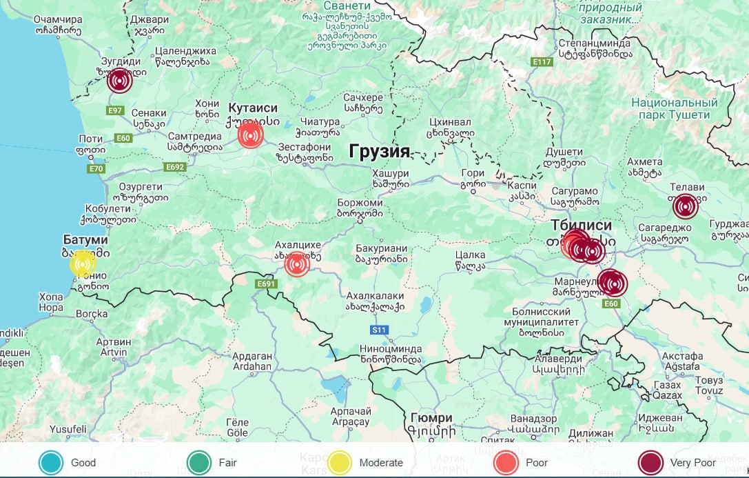 На территории Грузии зафиксировано ухудшение качества воздуха  Национальное агентство по охране окружающей среды предупреждает, что с 23 января по всей стране замечено увеличение содержания твёрдых частиц  PM10, PM2,5 .     Это связано с трансграничным загрязнением и распространением пустынных пылевых масс с юга и юго-востока.    Сейчас плохое качество воздуха фиксируется в Тбилиси, Батуми, Зугдиди, Ахалцихе и Телави.    В ситуациях с загрязнённым воздухом агентство рекомендует избегать длительного пребывания и носить маску на улице, закрывать окна в помещениях, использовать очистители воздуха, а также уделять особое внимание людям с хроническими заболеваниями дыхательных путей и астматикам.     Напомним, что самостоятельно следить за состоянием воздуха в Грузии можно на портале IQ Air, сайте агентства по охране окружающей среды или фейсбуке движения My city kills me.    Источник    Канал «Интересная Грузия»