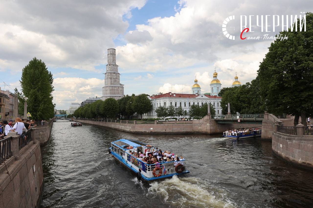 В Петербурге вводится временный запрет на движение маломерных судов на время подготовки и проведения «Алых парусов» Будут перекрыты участки: С 20:30 27 июня до 01:30 28 июня — Реки Невы от Литейного моста до Благовещенского моста; — Реки Малой Невы от реки Невы до Тучкова моста; — Реки Большой Невки от реки Невы до Сампсониевского моста; — Реки Фонтанки от Прачечного моста до Пантелеймоновского моста; — Зимней канавки на всём протяжении; — Кронверкского пролива на всём протяжении. С 20:00 28 июня до 03:00 29 июня — Реки Невы от Большеохтинского моста до траверза устья реки Мойки; — Реки Малой Невы от реки Невы до моста Бетанкура; — Реки Большой Невки от реки Невы до Гренадерского моста; — Реки Фонтанки от Прачечного моста до Пантелеймоновского моста; — Зимней канавки на всём протяжении; —Кронверкского пролива на всём протяжении. С 03:00 до 06:00 29 июня — Реки Невы от Троицкого моста до Благовещенского моста; — Реки Малой Невы от реки Невы до Биржевого моста; — Зимней канавки на всем протяжении; — Кронверкского пролива на всем протяжении. Запрет не касается маломерных судов, участвующих в подготовке и проведении праздника, а также судов, обеспечивающих безопасность граждан на воде. Фото: Дмитрий Фуфаев Вечерний Санкт-Петербург