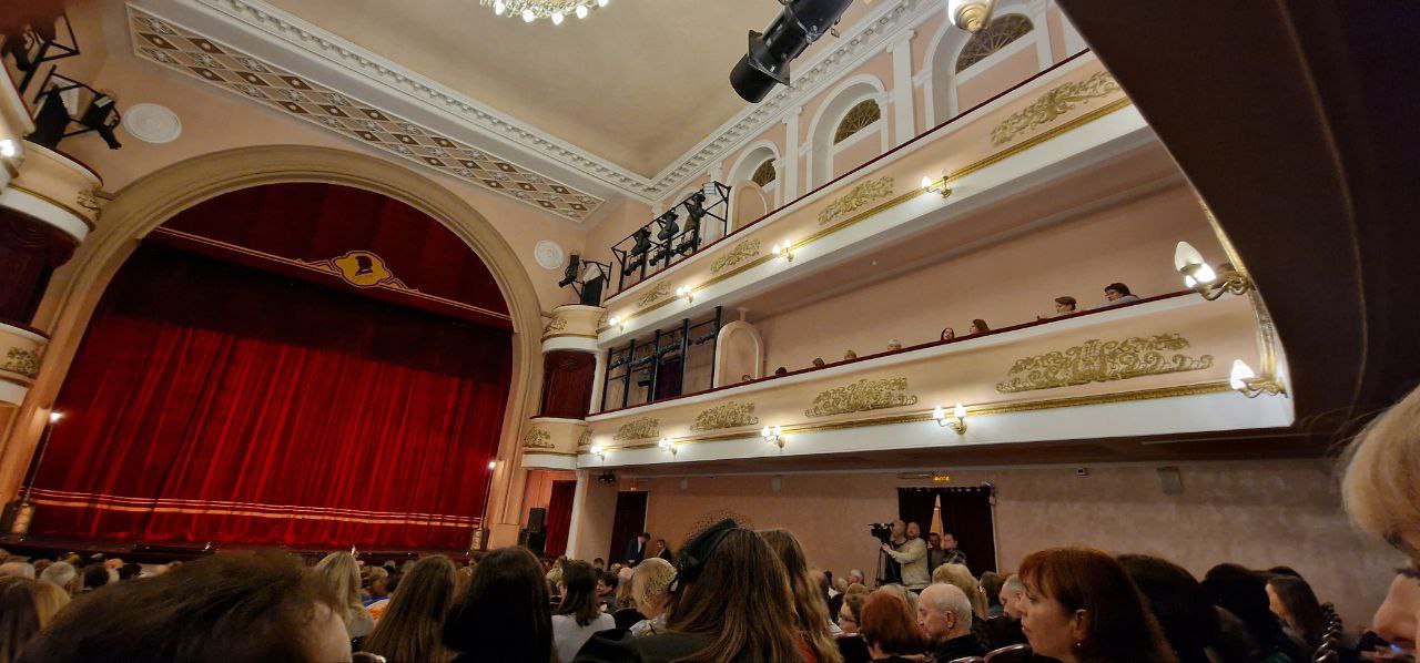 Сегодня, 12 ноября, в Брянске на сцене драмтеатра в рамках «Больших гастролей» выступили актеры Московского художественного академического театра имени М. Горького. Состоялся показ спектакля «Пигмалион» по пьесе Б.Шоу.  Зал был полон зрителей, которые тепло встречали артистов.  «Хочется пожелать, чтобы все было благополучно на нашей земле и мы вам от МХАТ имени Горького желаем спокойствия и действительно долгожданной и непременной Победы», - обратился к залу Народный артист России, актёр, уроженец Брянщины Михаил Кабанов.  Подробнее –   Подпишись Фото, видео: РИА «Стрела»