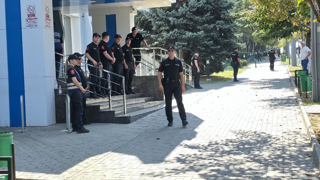 ‼ Здание суда сектора Буюканы, где сегодня ожидается оглашение приговора по делу Башкана Гагаузии Евгении Гуцул окружено полицией.   Доступ к зданию ограничен, прохожих не пропускают.  Фото: