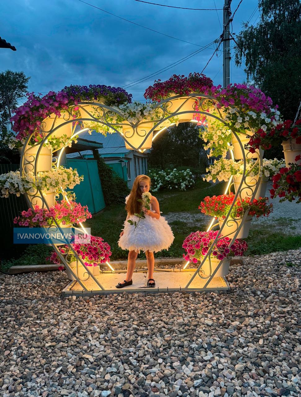 В Иваново девушки украли цветок с уличной фотозоны. Две неизвестные сняли горшок с цветком с инсталляции на улице 2-я Зеленстроевская. Фотозону жительница города сделала своими силами, чтобы прохожие могли фотографироваться, пишет «Барс». Камеры зафиксировали кражу 11 августа в 9:23. По словам хозяйки, горожане уже узнали одну из воровок, но подтверждений пока нет. Женщина просит вернуть цветок на место. Подпишись Поделись новостями