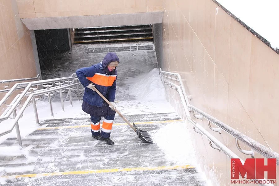 Из-за ухудшения погодных условий службы ЖКХ Минска находятся в режиме повышенной готовности.  Начать работать готовы: 2 пескоразбрасывателя, солераспределителя; 68 тракторов-щеток; 13 погрузчиков снега; 105 единиц средств малой механизации  райдеры, мотоблоки, снегоуборщики , также подготовлен инвентарь: 3 455 скребов; 5 725 лопат.  Для обработки пешеходных связей, наружных лестниц и крылец заготовлено 1 970 т противогололедных реагентов. На придомовых территориях выставлено и заполнено 8 442 ящика для хранения песко-соляной смеси.  В период выпадения обильного снега проводится работа по осмотру жилых домов для выявления его опасного скопления, наледи, образования сосулек на кровлях. Быстро принимаются меры по их устранению.   «Минск-Новости» MINSKNEWS.BY Telegram Viber FB  VK Inst TikTok  YouTube