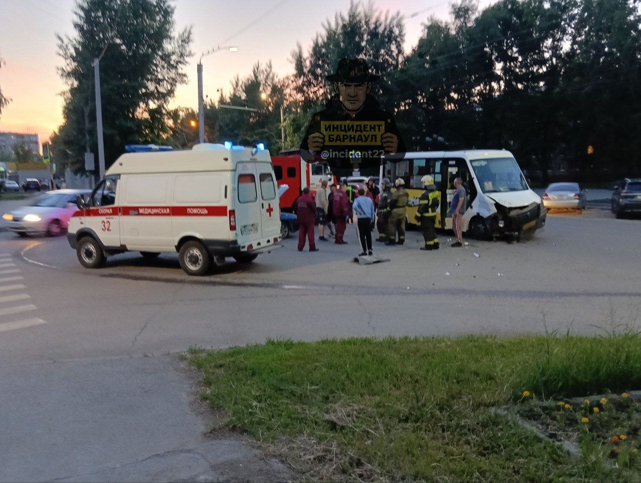 На пересечении улиц Юрина и Шукшина произошло ДТП с участием легковушки и маршрутки. На месте происшествия работают медики.