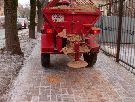 Около 40 тысяч тонн песко-соляной смеси заготовили в Калуге к зиме  Городская управа Калуги продолжает сообщать о подготовке к периоду снегопадов. Песко-соляная смесь готова к использованию, а уборочная техника прошла техобслуживание.