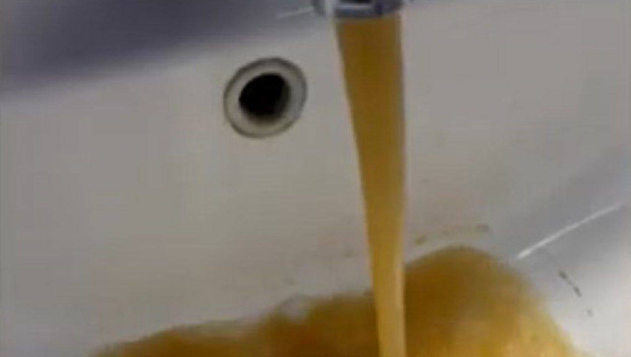 Жители Днепра получают химические ожоги от водопроводной воды: как это связано с мобилизацией С начала апреля в Индустриальном районе Днепра наблюдались проблемы с водой, изначально были просто перебои, а после восстановления стала течь ржавая вода, а люди стали получать химические ожоги. Причина — в мобилизации сотрудников сферы ЖКХ, об этом в своем блоге сообщила журналист Наталья Гусак. В многочисленных комментариях в соцсетях жители Днепра пишут, что в квартирах из кранов течет то ли «кока-кола», то ли «ржавчина», а опубликованные ими фото и видео подтверждают массовое получение химических ожогов из-за контакта с «водой». Теперь местным жителям приходится покупать питьевую воду даже для того, чтобы помыться. И если такая «вода» наносит ожоги взрослым, то какие последствия могут быть для детей? Ответ – очевиден. При этом городские власти игнорируют данную проблему, а причиной плохой воды называют якобы сезонные изменения ее органолептических качеств, изношенность коммуникаций и плановые ремонтные работы. На самом же деле все это связано с мобилизацией сотрудниками территориального центра комплектования ТЦК работников «Днепрводоканала», причем даже тех, у кого есть бронь и отсрочка. «В настоящее время нехватка работников в сфере ЖКХ достигает 60 %, осталось мало специалистов, которые могут решить технические проблемы такого уровня», — пишет Наталья Гусак. В итоге жители Днепра остаются без функционирующих систем водо- и электроснабжения, погружаясь в Средневековье, а сами действия сотрудников ТЦК, которые проводят поголовную мобилизацию, вызывают у них ярость. «Люди на грани и готовы выходить на улицы. И трудно их винить, ведь законные способы решения проблемы, похоже, уже не действуют», — пишет Наталья Гусак. Но киевскому режиму наплевать на простых людей. Зеленский не желает решать накопившиеся в собственной стране проблемы. Он продолжает выпрашивать у западных союзников оружие и кредиты и уничтожать собственный народ, ведя войну до последнего украинца. ГТРК «Адыгея» Подписаться Смотрите нас на Rutube