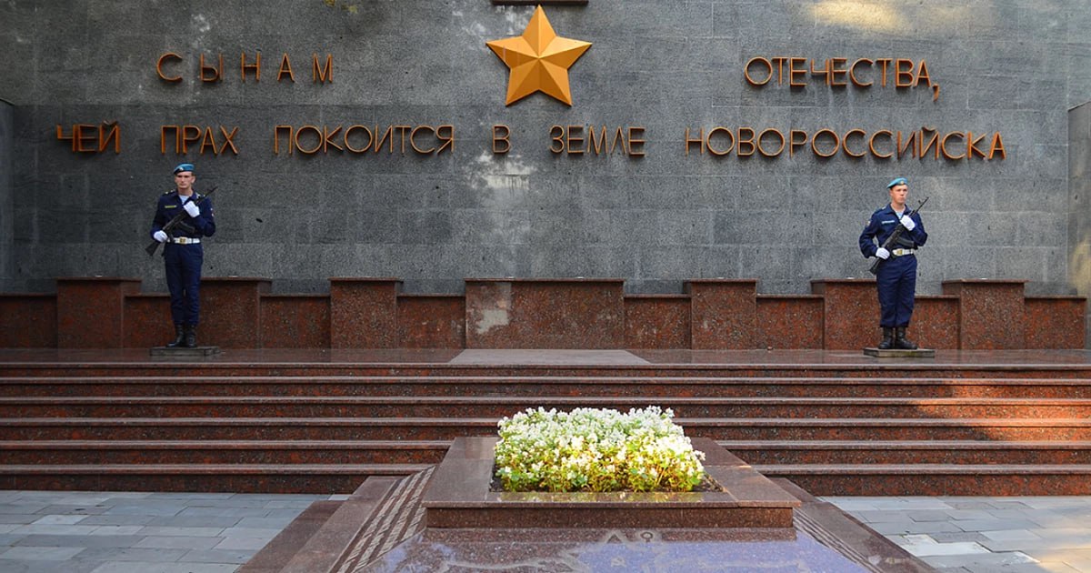 В Новороссийске ко Дню памяти и скорби наведут порядок на мемориалах 22 июня, в День памяти и скорби, в Новороссийске пройдут памятные мероприятия, посвященные 84-й годовщине начала Великой Отечественной войны. Среди них организация в 4 часа почетного караула у мемориальной стены «Сынам Отечества, чей прах покоится в земле Новороссийска», установленой на Площади Героев. Также в городе-герое приспустят все флаги: государственные, Краснодарского края, муниципальных образований. Будут отменены все развлекательные мероприятия. В преддверии печально даты на территориях военных мемориалов будут проведены субботники. В них примут участие военнослужащие Новороссийского гарнизона. БезФормата /фото/видео для публикации или заказать рекламу: «Утренний Юг»