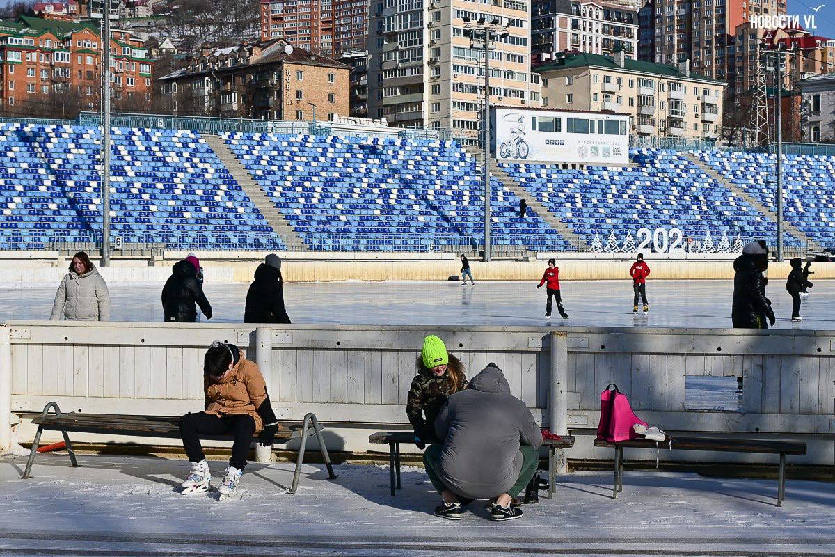 Каток на стадионе Авангард во Владивостоке откроется в субботу Закрытый почти две недели назад каток на стадионе Авангард откроется в субботу 31 января Здесь проводили ледовый спидвей в связи с чем каток временно не работал Планируется что он будет работать до 15 февраля с почти недельным перерывом для подготовки к турниру по дворовому хоккею среди любительских команд Прокат будет работать по следующему графику 31 января 1 февраля с 14 00 коньки будут выдавать до 19 00 в 20 00 прокат закроется 3 5 февраля с 16 00 коньки будут выдавать до 19 00 в 20 00 прокат закроется 11 13 февраля с 16 00 коньки будут выдавать до 19 00 в 20 00 прокат закроется 14 15 февраля с 14 00 выдача коньков до 19 00 в 20 00 прокат закроется