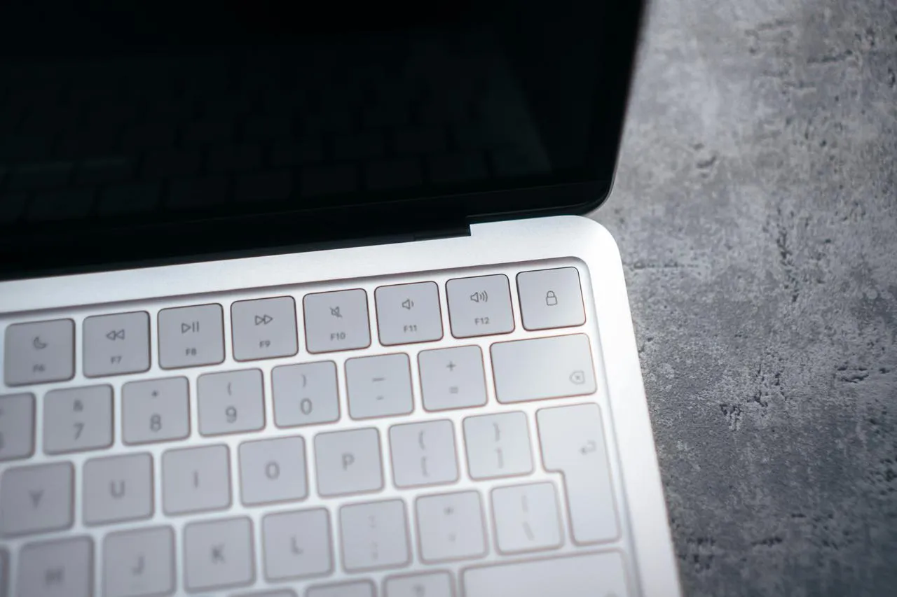 Не берите Macbook Neo сейчас и вот почему В следующем году выйдет Macbook Neo 2 с улучшенными характеристиками Он получит процессор Apple A19 Pro как в iPhone 17 Pro и 12 Гб оперативной памяти против нынешних 8 Гб Ценник повышаться не будет а значит следующая версия Neo будет оптимальным выбором для всех желающих купить дешево и сердито Оперативки для настольной ОС никогда не будет чересчур много Также стало известно что Apple сейчас ведет переговоры с поставщиками в Китае и Вьетнаме об увеличении объемов производства Neo так как продажи его оказались намного лучше ожидаемых iGuides в Max max ru iguides