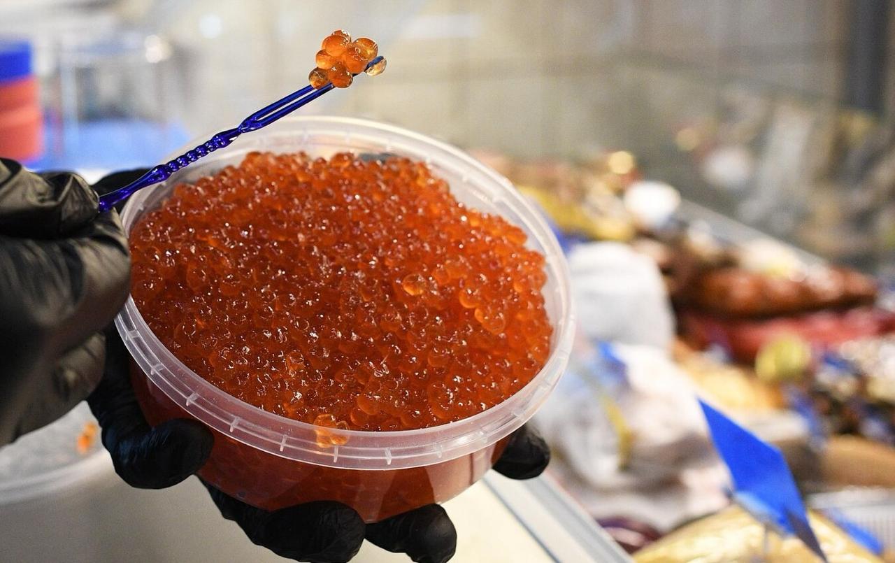 Врачи назвали допустимую порцию красной икры Медики напомнили что деликатес относится к продуктам с высоким содержанием пищевой соли Поэтому употреблять его рекомендуется в небольших количествах не более 20 30 граммов в день