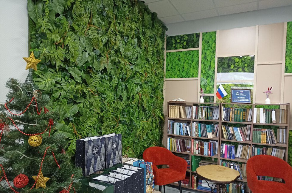 В ногу со временем В Володарском округе открылись две модельные библиотеки Библиотеки были модернизированы в рамках национального проекта Семья Центральная библиотека теперь стала эко культурным информационным центром Росток а детская центром интеллектуального развития ГениУм Библиотеки оснащены современным интерактивным оборудованием видеостеной VR шлемами планшетами и интерактивными столами Читать полностью молодежь Фото Пресс служба Минкультуры ДНР  Подпишись на нас в MAX