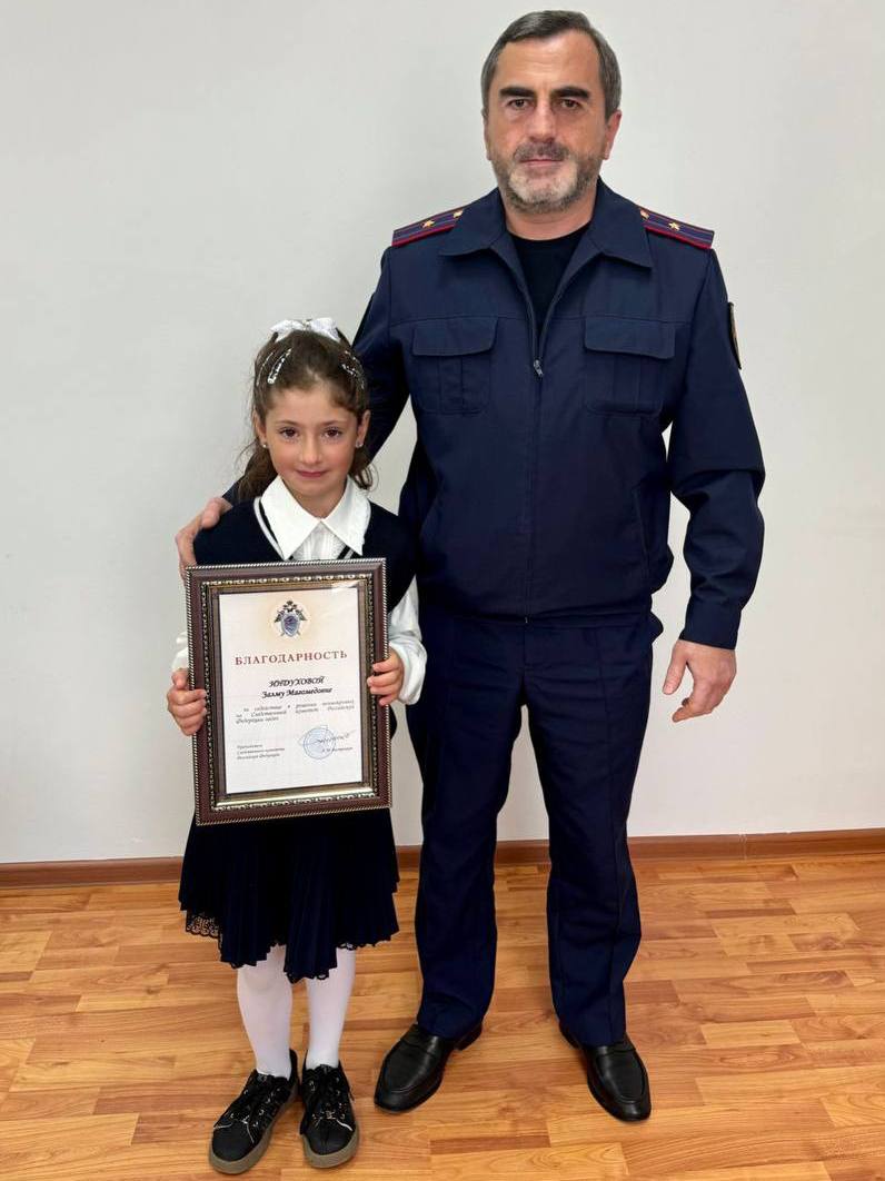 8 летняя дагестанка спасла тонущего мальчика и получила благодарность от главы СК России В Хунзахском районе Дагестана 8 летняя Залму Индухова и её младшая сестра стали героинями 1 декабря 2024 года они спасли 7 летнего мальчика провалившегося под лёд на озере в селе Батлаич Ребёнок катался на санках когда лёд треснул и он ушёл под воду Несмотря на опасность девочки не растерялись подбежали к полынье протянули руки и вытащили тонущего мальчика Их смелость спасла жизнь По поручению председателя СК России Александра Бастрыкина заместитель руководителя Хунзахского следственного отдела Запир Юсупов вручил Залму благодарность и подарки Проявленные вами храбрость и решительность заслуживают самого искреннего уважения отметил он RGVKDAGESTAN