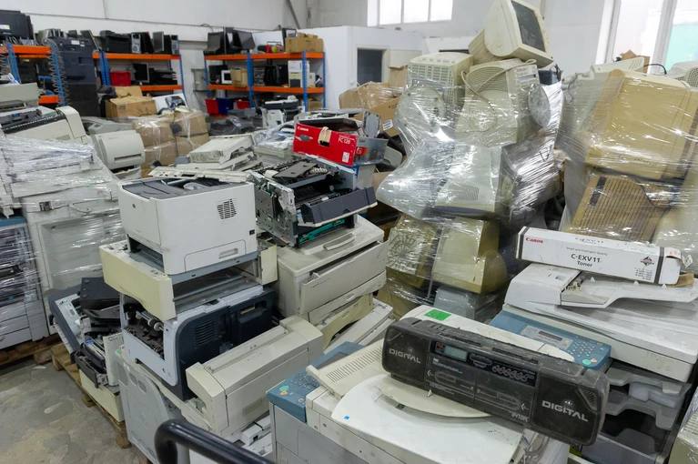 Магазин дешёвой электроники PiterGSM закрыли в Петербурге из-за проверки таможни PiterGSM на 2-й Советской улице славился тем, что там можно было купить смартфоны, планшеты и прочую технику в разы дешевле, чем в торговых сетях. Но в этом заподозрили нарушения таможенного законодательства. Вот специалисты всё и проверяют сейчас на месте. На данный момент Северо-Западным таможенным управлением проводится выездная проверка, проверяется законность ввоза товаров на территорию ЕАЭС Евразийского экономического союза. – Прим.ред. и факт их декларирования, — сообщили «КП-Петербург» в СЗТУ. : Олег Золото : СПб — отдай свой буст нам