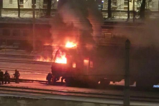 В Петербурге по подозрению в поджоге электрички задержали 20 летнего Как сообщает УТ МВД по СЗФО их сотрудники совместно с ФСБ задержали 20 летнего молодого человека после поджога электропоезда в Петербурге Установлено что подозреваемый совершил преступление под влиянием незнакомца из мессенджера Использовал легковоспламеняющуюся жидкость Когда и где это произошло в УТ МВД по СЗФО не сообщили В ночь с 5 на 6 февраля в парке отстоя поездов у Финляндского вокзала на Минеральной улице произошел пожар тушили локомотив электрички Рядом нашли канистру и рюкзак Как сообщала Фонтанка ру такой пожар уже третий в мегаполисе TodaySPb   Новости GradSPb   Места СПб