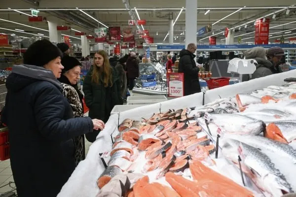 Росрыболовство потребление рыбы по итогам 2025 года составило 25 8 кг на человека Уровень самообеспечения продукцией в прошлом году составил почти 123 Такие данные на расширенном заседании коллегии Росрыболовства привёл глава ведомства Илья Шестаков В конце прошлого года Владимир Путин заявил что на столе россиян не хватает рыбы По словам главы государства наша страна пока не дотягивает до норм в этой части Президент также призвал увеличить поставки рыбы в европейскую часть с Дальнего Востока Подписаться на Говорит Москва Telegram VK MAX