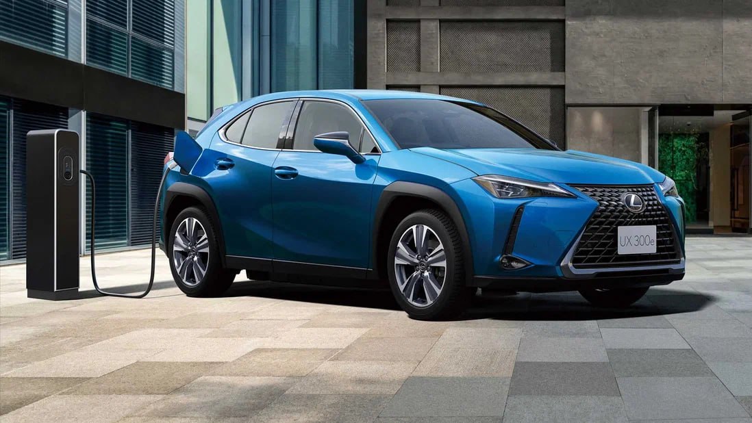 Lexus снимет с производства сразу несколько моделей до конца года  Компания подтвердила скорое прекращение производства некоторых модификаций седана IS, купе RC и электрокроссовера UX300e. Появятся ли у них преемники, пока не уточняется.  Lexus откажется от IS в версиях 300, 350 и 500, а также от полноприводной гибридной модификации IS 300h, сохранив на неопределённое время в продаже только моноприводный бензоэлектрический седан.   Покинут конвейер все модификации купе RC, включая заряженную версию F. В случае с UX, как и с седаном IS, пересмотр линейки не означает полного немедленного отказа от модели: компания исключит из гаммы электрическую модификацию кроссовера, сохранив гибридную.