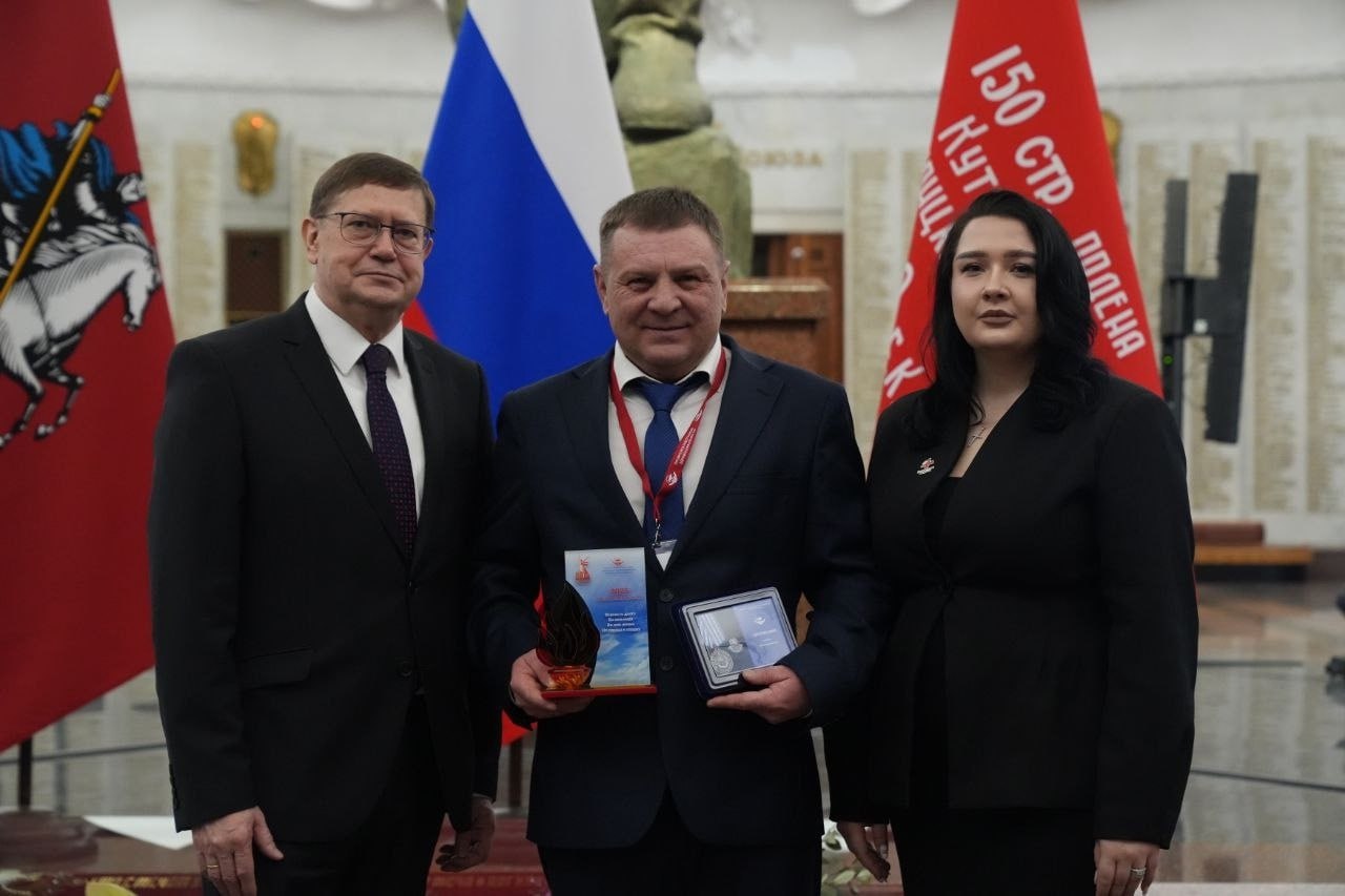 Ангел хранитель защитников Отечества Так представители СМИ назвали врача уролога Красноярской межрайонной клинической больницы 4 Евгения Старосельцева Евгения Витальевича наградили медалью ЦК Профсоюза За помощь фронту В Москве в Зале Славы Музея Победы на Поклонной горе прошла торжественная церемония наград работникам здравоохранения и активистам участвующим в оказании медицинской помощи в зоне специальной военной операции поддержке фронта и помощи участникам боевых действий Евгений Старосельцев Горжусь тем что могу быть полезным даже находясь вдали от линии боевого соприкосновения Медаль За помощь фронту не только моя награда но и символ нашего общего усилия нашей общей заботы о тех кто каждый день отстаивает интересы страны Это честь для меня и коллектива больницы С начала специальной военной операции Евгений Витальевич занимается сбором и отправкой гуманитарной помощи в зону СВО Проводит видео консультанции по своему профилю для бойцов если им необходима медицинская помощь также помогает родным и близким ребят Всего было вручено 70 наград медикам из 61 региона России