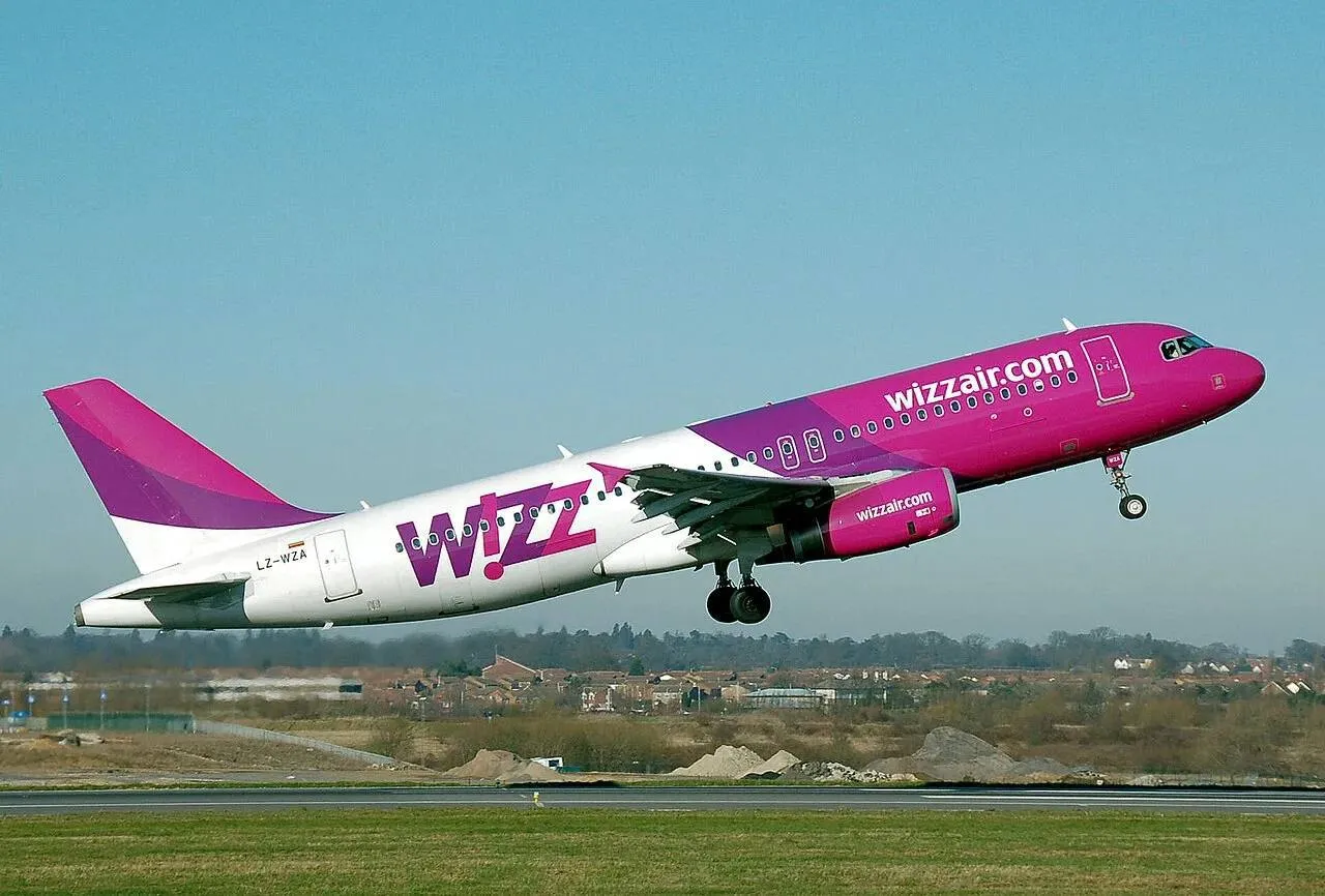 Глава Ryanair заявил что Wizz Air и airBaltic могут не пережить зиму Глава крупнейшего лоукостера Европы Ryanair Майкл О Лири заявил что на фоне топливного кризиса часть авиакомпаний может обанкротиться уже к концу года сообщает канал FlightMode Wizz Air часто используют россияне для перелётов в Европу и на Ближний Восток через Ереван Если нефть останется на этих уровнях две три европейские авиакомпании в октябре или ноябре могут обанкротиться Например Wizz Air и airBaltic Это хорошо для нашего бизнеса будет меньше конкурентов сказал глава Ryanair Всё из за резкого роста цен на топливо По словам О Лири только за последний месяц Ryanair потратил на него на 50 млн больше чем обычно и основной удар ещё впереди Разница в том что Ryanair заранее зафиксировал цены на большую часть топлива по 67 за баррель до марта следующего года а у конкурентов такой подушки нет из за этого они могут быстрее съесть свои резервы Wizz Air уже ответила в компании заявили что у них достаточно ликвидности минимум на 18 месяцев и никаких угроз для работы нет У airBaltic ситуация сложнее недавно ей понизили кредитный рейтинг и дальнейшая стабильность зависит от реструктуризации долгов   Вся история упирается в топливо если цены не снизятся проблемы могут начаться не у одной авиакомпании Наши каналы Telegram MAX