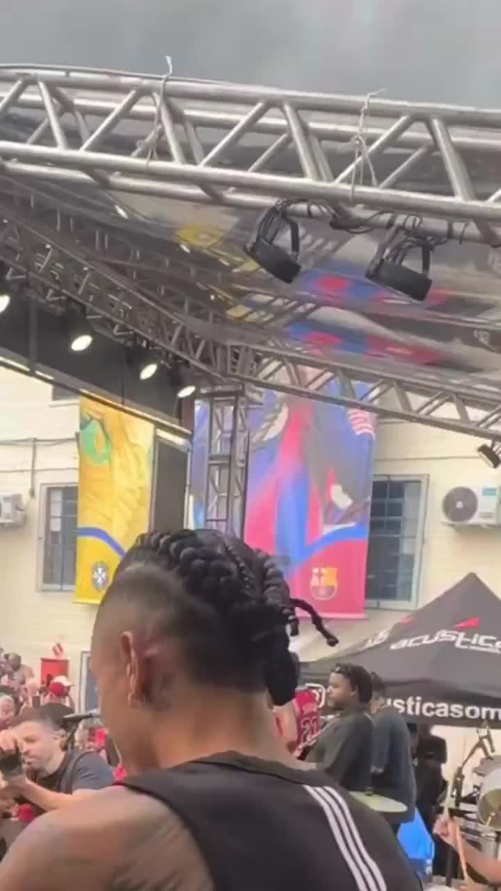 Рафинья организовал благотворительный праздник для нуждающихся на родине