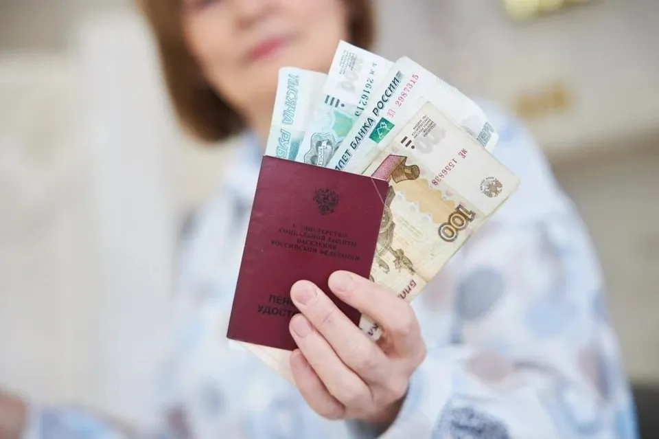 Россиянам рассказали кому повысят пенсию в мае В мае для россиян не предусмотрена индексация пенсий однако несколько категорий граждан могут рассчитывать на прибавки Об этом рассказала профессор кафедры государственных и муниципальных финансов РЭУ имени Плеханова Юлия Финогенова По ее словам четыре раза в год индексируется пенсия у бывших членов летных экипажей авиации и работников угольной промышленности Как раз в мае у них предусмотрено второе в 2026 м повышение Кроме того ко Дню победы будет выплачено по 10 тысяч рублей ветеранам Великой Отечественной войны Почти столько же но только на регулярной основе прибавят пенсионерам которым в апреле 2026 года исполнилось 80 лет либо была присвоена группа инвалидности В 2026 году фиксированная выплата составляет 9584 69 рубля без учета районного коэффициента уточнила Финогенова   Подписаться на truekpru Читать нас в MAX