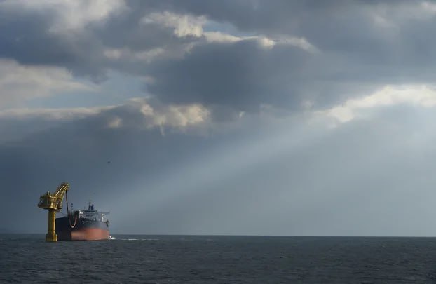 Азиатские покупатели начали массово сокращать закупки российской нафты Поставки этого нефтехимического сырья в Индию Китай и на крупнейший для РФ экспортный рынок Тайвань в ноябре упали на 57 80 к октябрю По информации участников рынка некоторые азиатские импортеры отказываются от российского нефтехимического сырья после введения в октябре санкций США Индийские покупатели вероятно полностью прекратят импорт российской нафты Отказаться от российского сырья может тайваньская Formosa Petrochemical меньше становится и покупателей в Китае Для Тайваня некоторые предприятия которого почти полностью зависят от российской нафты быстро найти альтернативу будет крайне сложно говорят аналитики jkinvest news jkinvest