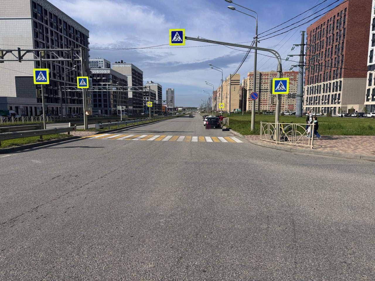 На пешеходном переходе в Ставрополе сбили несовершеннолетнего велосипедиста Серьезное происшествие случилось 3 мая в 15:20 на пересечении улицы Перспективная и проспекта Российский. Водитель «Лады Гранта» при повороте сбил 13-летнего школьника, который переезжал дорогу на велосипеде по регулируемому пешеходному переходу. В результате аварии подросток получил травму головы и ушибы. После осмотра в городской поликлинике ему назначено амбулаторное лечение. ЧП Ставрополь