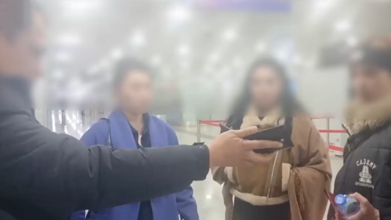 В аэропорту Ташкента задержали женщин пытавшихся отправить девушек в Таиланд для занятия проституцией видео Одна из потенциальных жертв обратилась в правоохранительные органы после чего злоумышленницы были задержаны   uznews uz ru news 106824 uznews