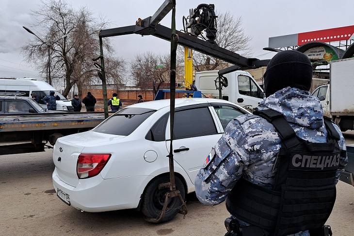 Силовики арестовали десятки машин на оптовой базе в Волгограде  Восемь транспортных средств были изъяты у автовладельцев за долги в ходе рейда на территории оптово-распределительного комплекса в Дзержинском районе Волгограда. Как сообщили V102.RU  в ГУФССП России по региону, всего было арестовано несколько десятков автомобилей, но многим собственникам машин удалось оперативно их вернуть.   В ходе рейда приставы искали должников по исполнительным производствам. Участие в этом мероприятии также приняли сотрудники региональных управлений ФСБ, Росгвардии и ГУ МВД России по Волгоградской области.  - Проверены владельцы 456 транспортных средств. У 39 из них арестовано имущество, в том числе 30 автомобилей. Чтобы не лишиться имущества, жители региона на месте оплатили задолженность на общую сумму 1,1 млн рублей, - сообщили в ведомстве.