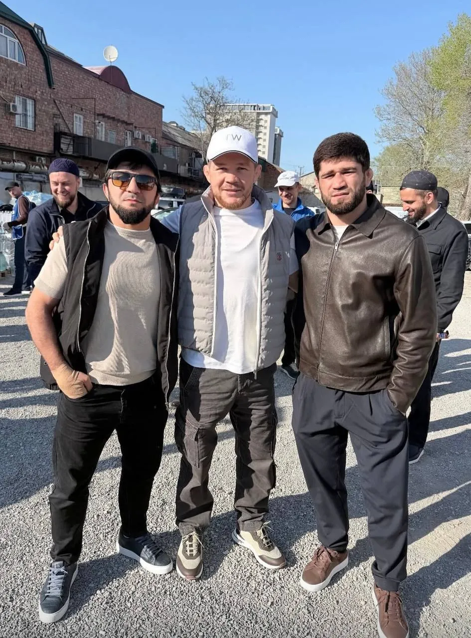 Петр Ян прилетел в Дагестан чтобы помочь пострадавшим от наводнения Там он встретился с дагестанскими бойцами которые помогли ему подготовиться к бою с Мерабом Двалишвили Курбаном Гаджиевым и Шарапудином Магомедовым ushatayka