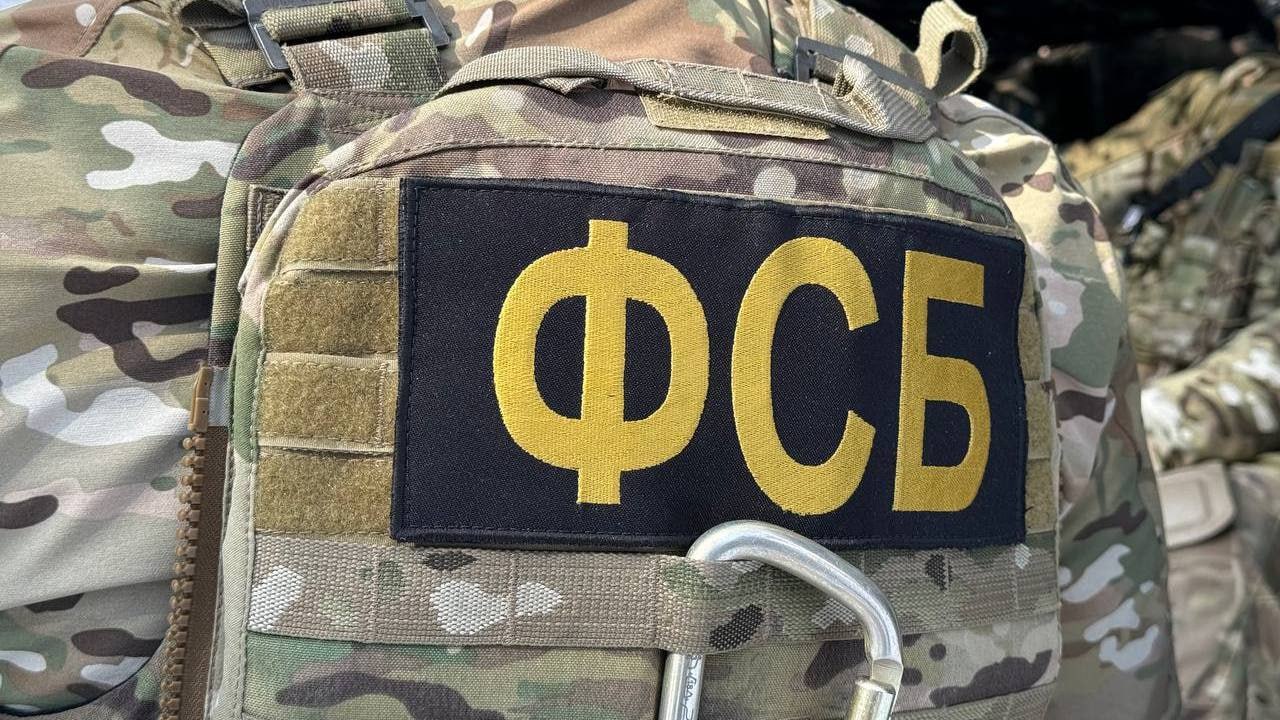 Сотрудника ФСИН в Челябинской области задержали за разглашение гостайны По данным следствия 37 летний сотрудник одного из пенитенциарных учреждений имея доступ к гостайне сообщил посторонним секретные сведения которые были доверены ему по службе Следователи Управления ФСБ по Челябинской области возбудили уголовное дело по статье 283 УК РФ Разглашение сведений составляющих государственную тайну Подозреваемому грозит до четырех лет лишения свободы Фото ГТРК Южный Урал Подписывайтесь на Вести Южный Урал в MAХ