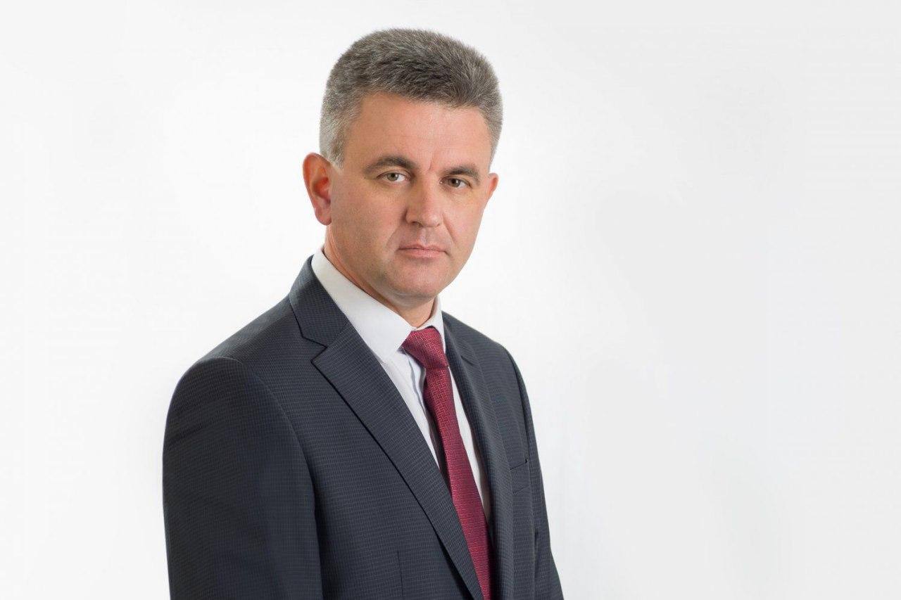 В Приднестровье отмечается День радио. Президент ПМР Вадим Красносельский поздравил работников радио и всех отраслей связи с профессиональным праздником и поблагодарил их за труд. «Появление радио и последующее развитие отраслей связи на этой основе произвело величайший прорыв в области науки и техники. Стало реальностью то, о чем лишь мечтали пытливые умы человечества. Сегодня источники передачи информации постоянно модернизируются, обновляется их инфраструктура, расширяется профиль отраслей связи – от проводной до спутниковой. Все системы связи динамично развиваются, происходит внедрение цифровых технологий в различные сферы жизни общества. Активизируются процессы цифровизации и в Приднестровье, что позволяет идти в ногу со временем», — отметил в своем поздравлении Президент.