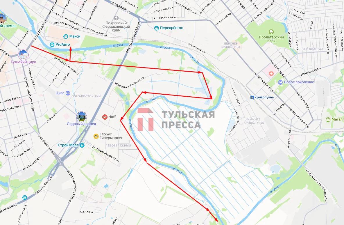 Как планируют продлевать Казанскую набережную в Туле Эксклюзив Тульской прессы Было предложено продлить ее через Пролетарский мост сделать проходы под ним построить мост от набережной к ТЦ Макси Набережную протянут в сторону Суворовского училища парка Патриот Тула ЖК Суворовский и Левобережный Примечательно что прогулочную зону на некоторых участках предлагают оформить с двух сторон по обеим берегам реки На набережной хотят сделать пешеходные беговые и велодорожки а также детские и спортивные площадки и зоны отдыха с атриумом где можно проводить мероприятия установить лавочки и освещение Еще одна интересная идея организация маршрута речного электрического трамвая О сроках общая протяженность набережной составит порядка 24 километров поэтому благоустройство может продлиться десять лет На карте примерная схема как пройдет набережная