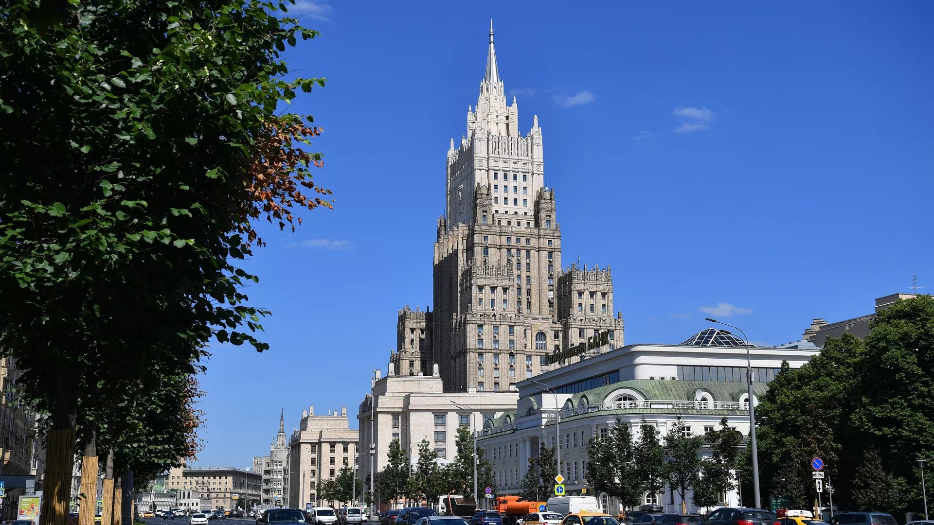Заявление МИД России о переговорах в Стамбуле Официальный представитель МИД России, Мария Захарова, высказалась по поводу поведения Киева перед предстоящим вторым раундом переговоров в Стамбуле. По её словам, украинская сторона прибегает к тактике создания информационного шума, пытаясь привлечь к себе внимание и повысить собственную значимость. Она охарактеризовала такое поведение как истеричное и неконструктивное, напоминая: «Они под этот шум хотят опять себе что-нибудь выторговать...» Захарова подчеркнула, что Россия остается на позициях конструктивного диалога.