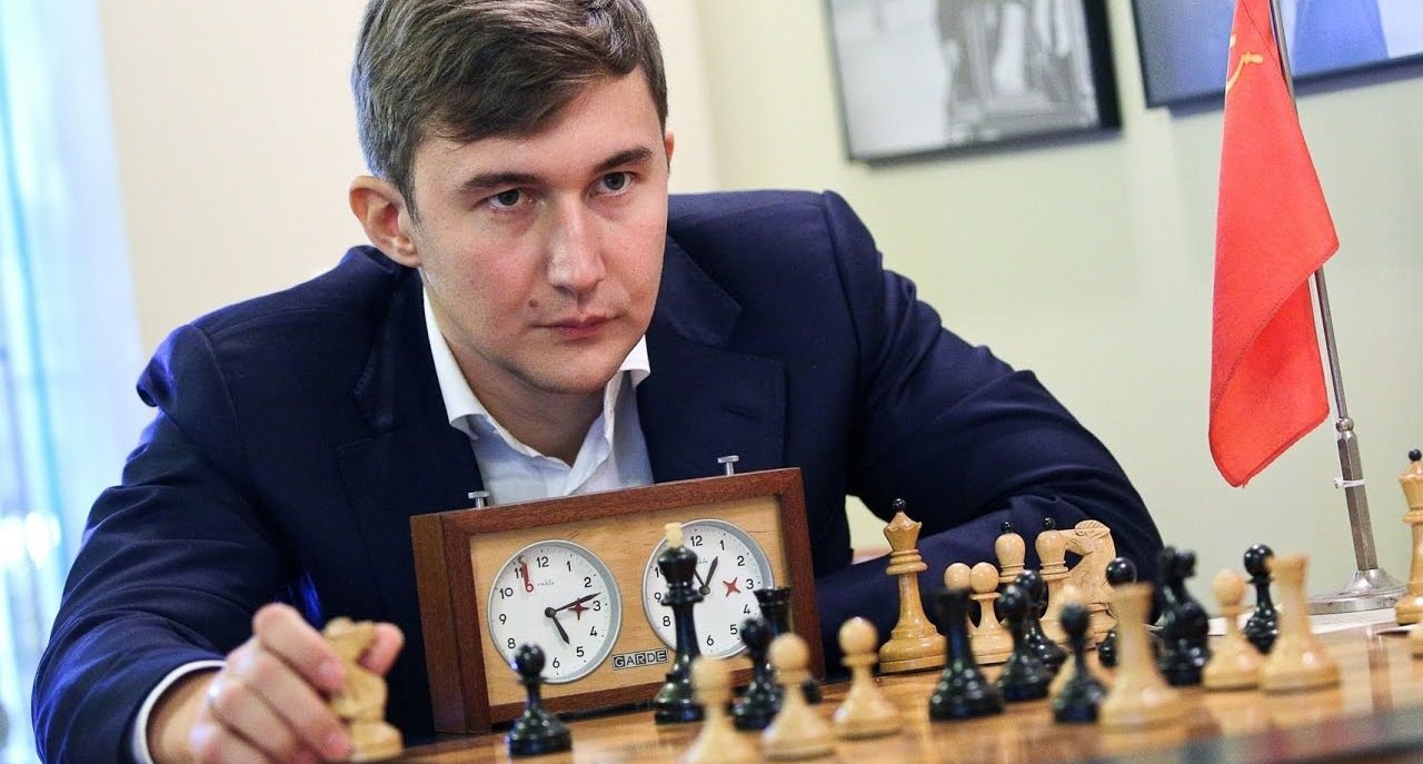 Шахматный клуб обладателя Кубка мира гроссмейстера Сергея Карякина открылся в Ставрополе по инициативе участников спецоперации при поддержке краевого правительства Сергей Карякин одним из первых поддержал СВО и Президента За что в FIDE ему влепили шесть мес дисквалификации То есть наказали за патриотизм и любовь к России Кстати в одно время с началом травли Западом великого сына Осетии маэстро Валерия Гергиева и ещё тысяч патриотов нашей страны Но ответ гроссмейстера Карякина был мощным он отказался в 2023 м играть на Кубке мира без флага России и первым в мире бросил вызов Международной федерации шахмат заявив о создании новой мировой шахматной структуры вместо FIDE А в качестве пролога новой мировой альтернативы FIDE гроссмейстер создаёт сеть школ в России усиливая шахматную мощь страны И это прекрасно что пионерами этой работы стали кавказские регионы