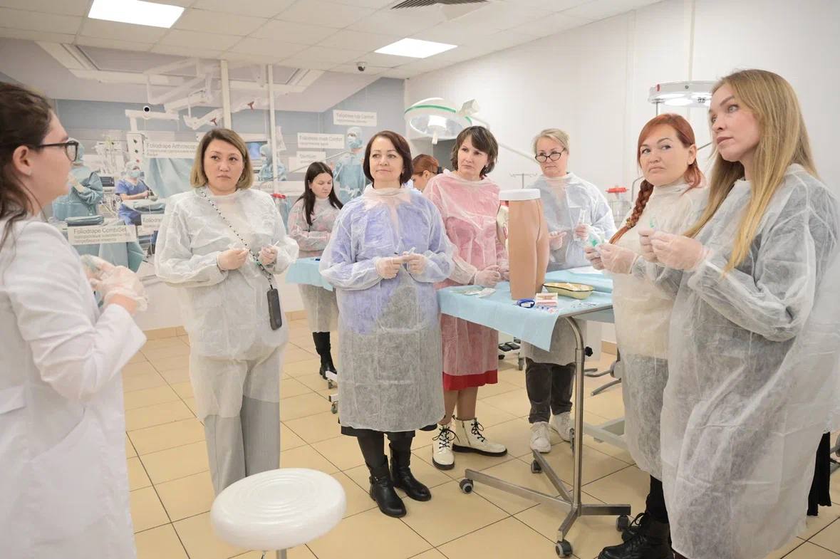 Женское движение Единой России открыло очередной поток курсов сестринского дела для 20 жён участников специальной военной операции Занятия проходят на базе Российского национального исследовательского медицинского университета им Н И Пирогова под руководством опытных медиков и преподавателей вуза Женщины изучают основы общего ухода за пациентами способы оказания первой помощи при неотложных состояниях и алгоритм действий в критических ситуациях Среди слушательниц выпускницы проекта психологической поддержки Жизнь после Победы Как объяснила сопредседатель общественного совета партпроекта зампред комитета Совфеда по социальной политике Дарья Лантратова у женщин огромная потребность помогать семьям в похожих ситуациях Подписаться на канал