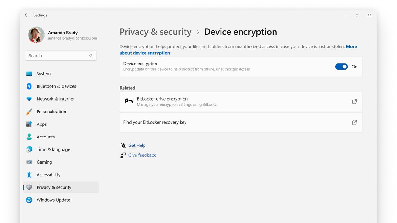 Папка «Анапа 2007» под угрозой В новых версиях Windows 11 24H2, включая «Домашнюю», автоматически используется шифрование данных BitLocker, которое привязывает ключ восстановления к учётной записи пользователя. Пользователи в сети опасаются замедления работы SSD, а также рисков потерять данные из-за привязки ключа к учётной записи: потерять доступ к аккаунту → потерять ключ восстановления. Windows никак не предупреждает пользователей об активации BitLocker. Отключить такое шифрование можно в «Параметрах». rozetked.me/news/39002
