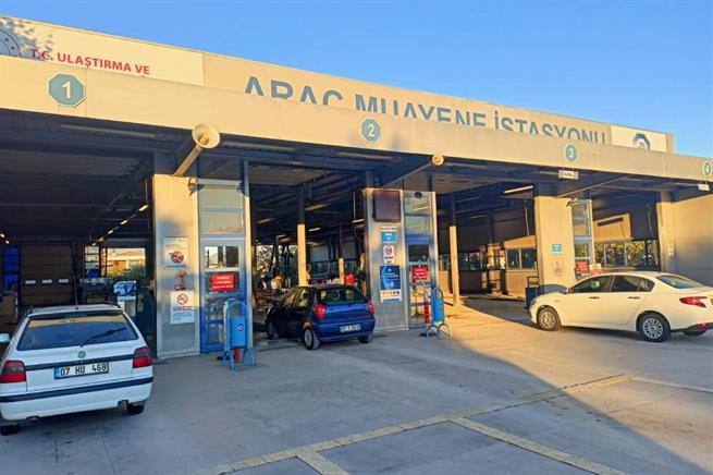 Внимание автовладельцам техосмотр в Турции подорожал в 2026 году В 2026 году в Турции вступили в силу новые тарифы на обязательный техосмотр автомобилей Повышение составило почти 25 а вместе с этим выросли и штрафы за езду без действующего техосмотра Новые цены на техосмотр в 2026 году Легковые и лёгкие коммерческие автомобили авто минивэны пикапы Техосмотр 3 288 TL Проверка пригодности к эксплуатации 1 624 TL Обе процедуры вместе 4 110 TL Экологический замер выхлопа 460 TL Грузовики тягачи цистерны Техосмотр 4 446 TL Проверка пригодности к эксплуатации 2 223 TL Обе процедуры вместе 5 557 TL Экологический замер выхлопа 460 TL Мотоциклы мопеды тракторы Техосмотр 1 674 TL   Штрафы тоже выросли За управление автомобилем без действующего техосмотра штраф увеличен было 2 167 TL стало 2 719 TL