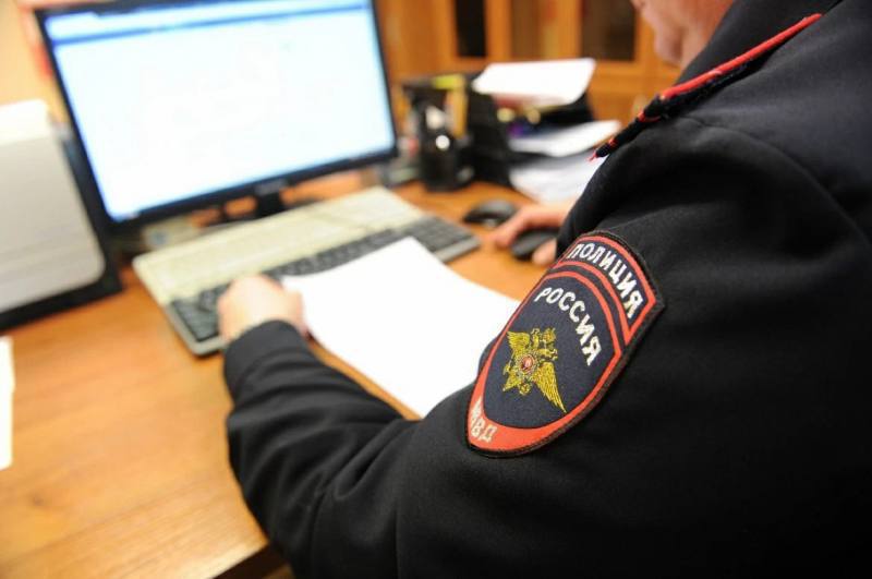 Полицейские устанавливают обстоятельства инцидента в Ленинском районе В дежурную часть отдела полиции Ленинского района поступило сообщение жителя краевого центра. Мужчина рассказал о том, что на улице Невельского на детской площадке неизвестные граждане употребляют спиртные напитки. По данному факту проводится проверка, устанавливаются личности нарушителей общественного порядка. По результатам проверки будет принято законное и обоснованное решение. Полиция Владивостока