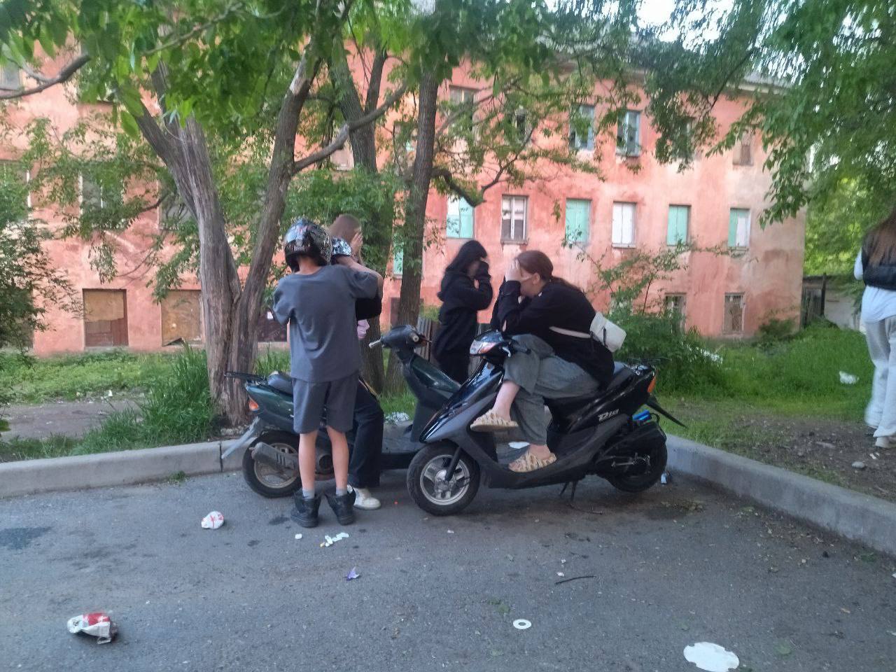 «ГАИ нет — бояться нечего»: в Находке подростки на мопедах устроили ад во дворах В Находке с потеплением во дворах снова появились шумные компании несовершеннолетних мопедистов. По словам жителей, подростки без шлемов гоняют по тротуарам и дорогам, пугают прохожих, создают аварийные ситуации и грубят взрослым. На замечания отвечают матом и уверяют, что «ГИБДД в городе нет». Полиция, по словам очевидцев, на вызовы не реагирует, а мопеды на стоянке — не повод для задержания. Остаётся надеяться на родителей, которых уже публично просят объяснить детям, что бегать с ножами и участвовать в перестрелках — плохая идея. А что еще произошло? ЗАБРАТЬ СЕРТИФИКАТ