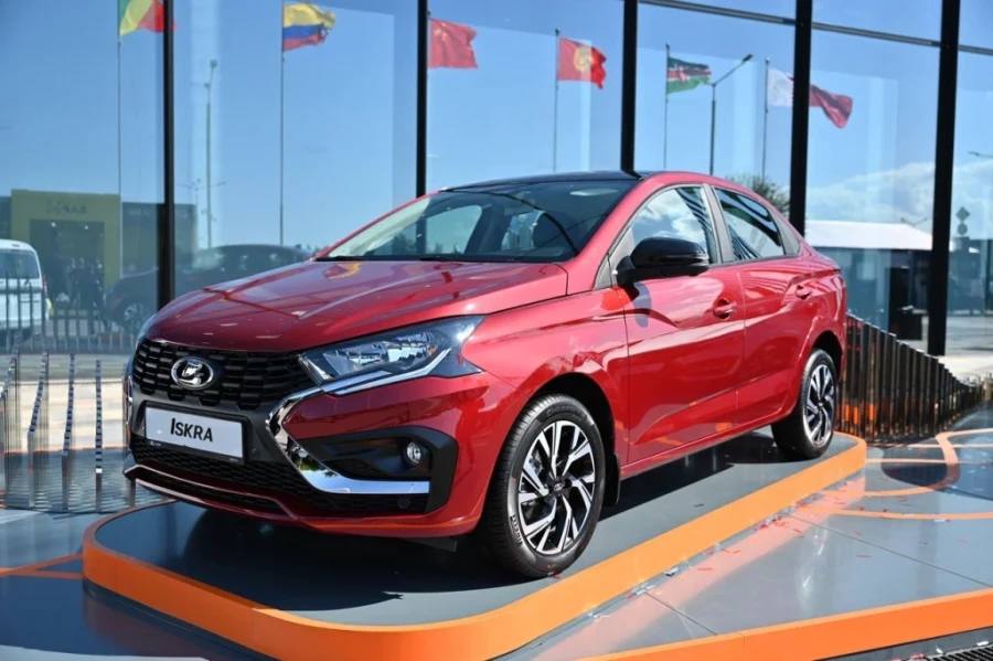 Автозавод Санкт Петербург сократил прогноз по сборке Lada Iskra в 2026 году Это следует из данных предоставленных компанией городскому правительству Официальные данные 4 5 тысячи на следующий год сказал в интервью изданию Фонтанка глава комитета по промышленной политике Александр Ситов На официальном старте сборки Lada Iskra сообщалось что до конца 2025 года на заводе планируют собрать 3 5 4 тысячи автомобилей а планы на будущий год предполагают увеличение объемов до 10 тысяч штук Подробнее