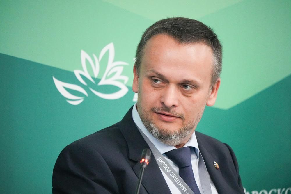 Минтранс обозначил первоочередные задачи по развитию Севморпути Об этом в ходе ВЭФ 2025 заявил министр транспорта Андрей Никитин В числе первых он назвал задачу возрождения транспортной науки как фундаментальной так и прикладной Мы активно работаем над этим с Академией наук Морской коллегией и Росатомом Следующие 20 30 лет важные открытия будут происходить вокруг транспортных проблем отметил глава Минтранса России Второй приоритет подготовка кадров для Арктики Важной задачей является обеспечение безопасности на СМП и развитие современной аварийно спасательной инфраструктуры Еще одним направлением работы станет реконструкция арктических аэродромов для улучшения мобильности людей в регионе Особое внимание уделяется инновациям беспилотным технологиям и цифровизации Россия стала одной из первых стран внедривших беспилотные технологии в международное морское законодательство Мы стали здесь пионерами и сегодня все это работает Уже сейчас такие суда действуют на Балтике и в портах отметил Андрей Никитин Ключевым проектом станет Национальная цифровая транспортно логистическая платформа разрабатываемая совместно с Росатомом и РЖД Еще одним серьезным вызовом является развитие речного транспорта Это работа которая требует совместных решений с коллегами