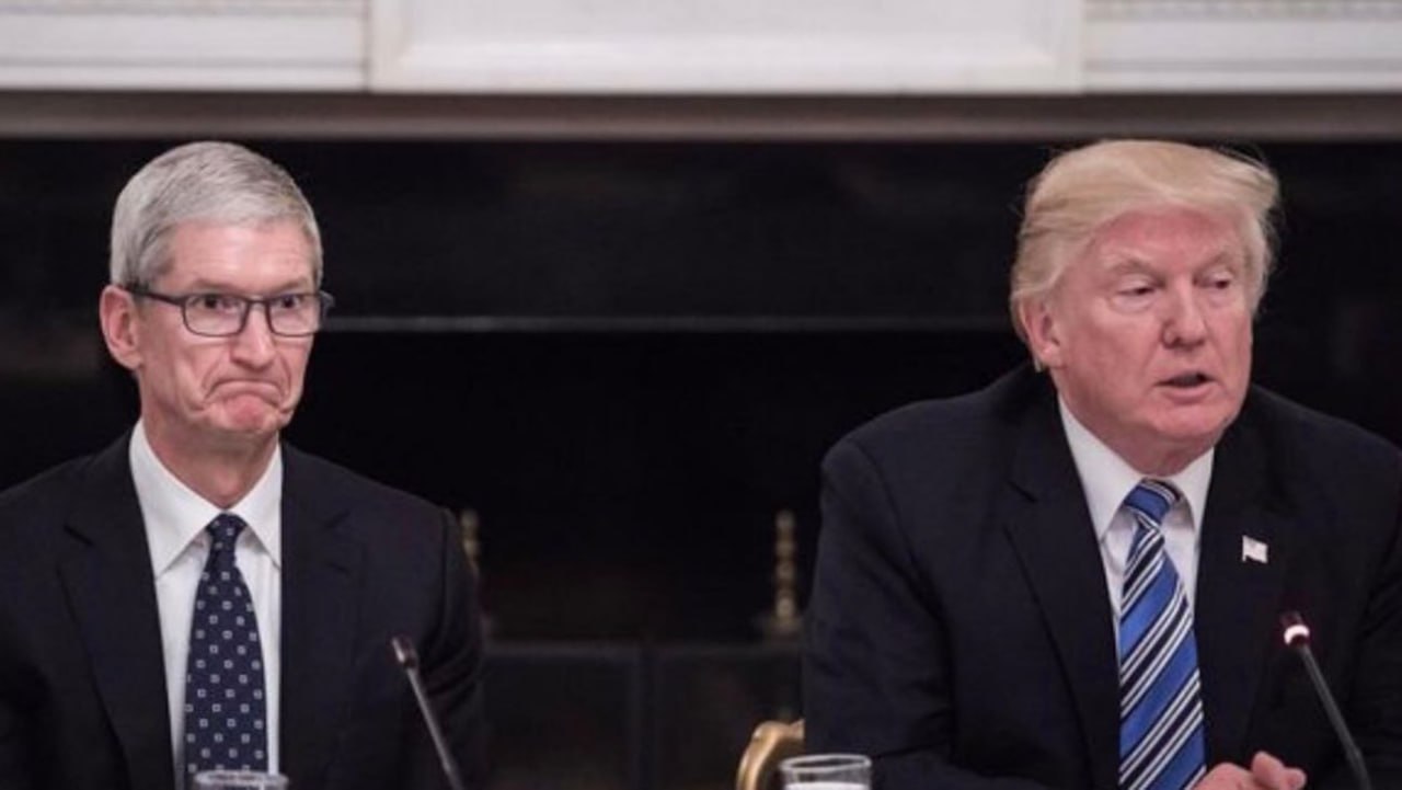Трамп отомстил Тиму Куку за то, что тот не поехал с ним на Ближний Восток Несколько недель назад президент США совершил поездку по странам Ближнего Востока. С собой он пригласил директоров американских IT-компаний, однако Тим Кук отказался, в отличие от руководителей Nvidia, OpenAI и AMD. The New York Times пишет, что в качестве мести за отказ Трамп во время поездки критиковал Кука за перенос производства в Индию, а затем пригрозил ввести пошлину 25% на iPhone. Мой Компьютер