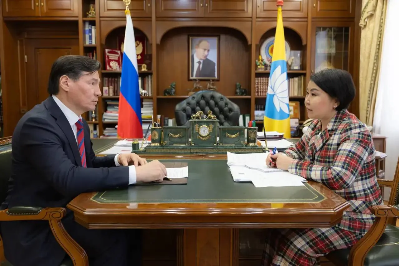 Провел рабочую встречу с Председателем Правительства Республики Калмыкия Гиляной Герасимовной Босхомджиевой Подвели итоги реализации национальных проектов за 2025 год и обсудили социально экономическое развитие республики за первый квартал текущего года Динамика положительная многие проекты реализуются успешно исполнение по национальным проектам на 99 5 В этом году планируем пересмотреть подходы к работе по ключевым показателям СЭР и скорректировать во втором полугодии региональный бюджет Как результат ожидаем получить дополнительные доходы в консолидированный бюджет Благодарю всех коллег за работу Продолжим использовать все возможные инструменты для развития Калмыкии НациональныеПроекты ПравительствоКалмыкии КалмыкияМестоСилы