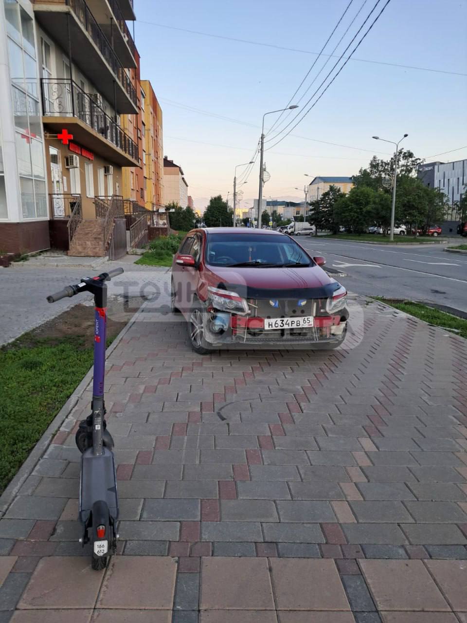  Стоянка электросамокатов в Южно-Сахалинске пополнилась Toyota Corolla Fielder Водитель универсала поразил жителей областного центра своим способом парковки. Автомобилист полностью заехал на тротуар и оставил свою иномарку около стоянки с электросамокатами. Автохама сняли на мобильник утром 23 июня возле дома №1/1 на улице Емельянова. "Оборзели в конец", - констатировал свидетель ситуации. Отметим, за парковку на тротуаре автомобилистам грозит штраф и даже эвакуация транспортного средства.